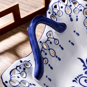 Ciotola Vintage per Frutta in Ceramica Blu e Bianca con Doppio Manico, Design in Rilievo, Decorazione Antica - Product Image 5