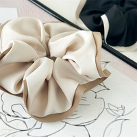 Chouchous en satin soyeux de grande taille de luxe Accessoire pour cheveux avec bords contrastés pour femmes