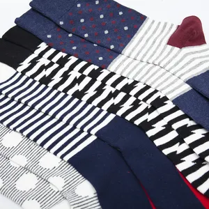 Großhandel Classic Polka Dot gestreifte Mode Baumwolle Crew Jacquard Kleid Socken Männer