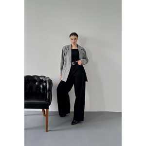 Veste oversize rayée grise pour femmes grandes tailles, tissu tissé minimaliste, style adulte - Product Image 3