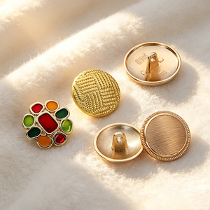 Boutons plats en alliage de zinc personnalisés, prix d'usine, faible MOQ, boutons métalliques gravés sur mesure pour manteaux, vestes, robes et vêtements - Product Image 1