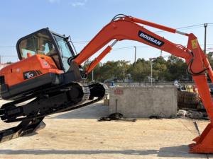 Mini pelleteuse Doosan DX60 d'occasion en parfait état 2022 Modèle 0.4m Godet poids en ordre de marche de 2 tonnes Roulement d'engrenage moteur en stock - Product Image 3