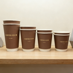 Gobelets en papier noir personnalisés de qualité supérieure en matériau kraft écologique avec impression de logo en feuille d'or pour les cafés et l'emballage des boissons - Product Image 3