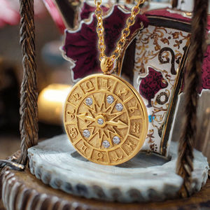 Collar de acero inoxidable chapado en oro de 18 quilates de moda para mujer Lincy con colgante de moneda de puntero del zodiaco que no se deslustra para ocasiones de regalo - Product Image 2