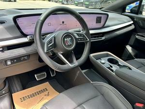 Électrifiez votre trajet avec un design audacieux : l'E4 apporte des sensations de conduite 100 % électriques au quotidien. - Product Image 4