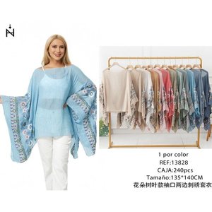 Maglione Ricamato con Motivi Floreali e Foglie 135x140Cm con Polsini Ricamati su Entrambi i Lati - Product Image 3