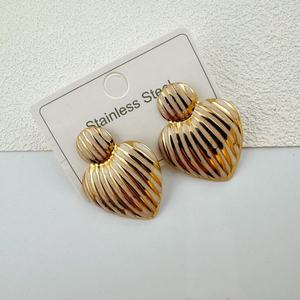 Nouvelles Boucles d'Oreilles Cœur en Acier Inoxydable Plaqué Or Effet Goutte d'Huile Tendance 2026 - Boucles d'Oreilles Anniversaire Tendance pour la Vente en Gros - Product Image 3