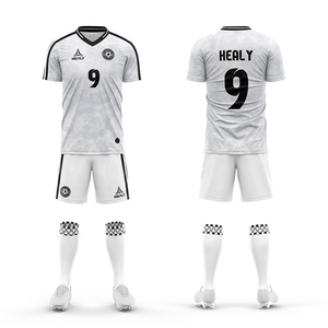 เสื้อฟุตบอลของผู้ชายสีดำสีขาวเสื้อฟุตบอลโพลีเอสเตอร์แบบ100% - Product Image 1