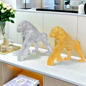 Ornement animalier de luxe léger, décoration de bureau ou de meuble TV, figurine de gorille marchant en blocs de construction, finition dorée, objet de collection tendance - Product Image 1