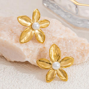 Pendientes de Perlas con Incrustaciones de Flores, Chapados en Oro de 18K, Acero Inoxidable, para Uso Diario, Conjunto de Joyería Fina - Product Image 3