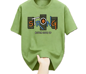 T-shirt con citazione motivazionale 'Be Strong <span class=keywords><strong>Never</strong></span> <span class=keywords><strong>Give</strong></span> <span class=keywords><strong>Up</strong></span>' / T-shirt in cotone oversize a maniche corte con tipografia ispiratrice 'Be Strong <span class=keywords><strong>Never</strong></span> <span class=keywords><strong>Give</strong></span> <span class=keywords><strong>Up</strong></span>' per streetwear e casual - Product Image 3
