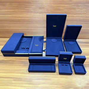 Estuche de Exhibición de Joyería Rectangular Azul de Lujo con Logotipo Personalizado, Cierre Magnético y Diseño con Bisagras para Colgantes, Anillos, Bodas y Compromisos - Product Image 1