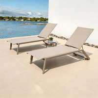 Chaise longue d'extérieur réglable avec roulettes, chaise longue de piscine en aluminium, chaise inclinable de patio ou de plage avec option table latérale