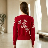 Cardigan en cachemire brodé The Festive Muse - Pull à motif floral rouge vibrant avec embellissements en perles - Vêtement de luxe pour occasions sociales