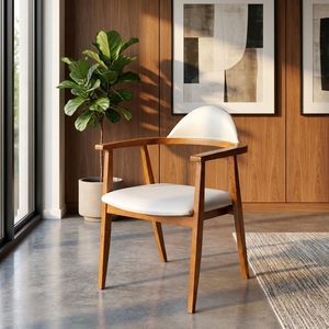 Un fauteuil de salle à manger scandinave en bois massif avec un dossier incurvé et rembourré, alliant élégance minimaliste. - Product Image 5