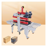 Machine de scellage à entraînement supérieur et inférieur renforcé pour cartons étroits et hauts, avec convoyeurs à double couche et emballage par ruban adhésif