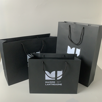 Vente en gros de sacs d'emballage en papier de luxe noirs chaussures vêtements imprimé logo personnalisé vêtement shopping cadeau bijoux emballage sac en papier