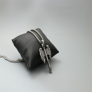 Yunnique Collar con colgante de hacha de doble cara, joyería de moda de acero inoxidable, regalo para hombres y mujeres - Product Image 2