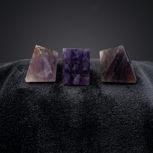 Pyramide Vastu en Améthyste et Agate Naturelles de Haute Qualité, Pierre Semi-Précieuse Sculptée à la Main pour le Feng Shui et la Guérison - Product Image 2