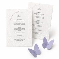 Cartes de menu de mariage personnalisées en papier fantaisie gaufré floral avec fenêtre découpée, marque-places papillon, impression numérique et estampage à chaud