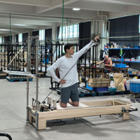 Dua Penutup Pelapis Khusus Warna dan Logo BB Strata Rock Maple Wood Pilates Reformer Dengan Tower dan Matras