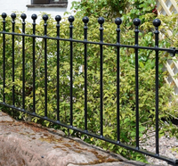 Clôture à barreaux verticaux thermolaquée avec sommet rond décoratif en fer forgé pour la cour avant de la villa, clôture de propriété résidentielle