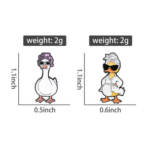 Spilla smaltata a forma di oca riccia con vestaglia e occhiali da sole, stile simpatico, distintivo da risvolto per zaino, gioiello divertente, regalo per coppia - Product Image 2