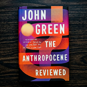 El Antropoceno revisado por John Green, ensayos en inglés de formato paperback sobre la vida humana y el planeta - Product Image 1