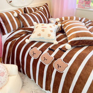 Juego de funda nórdica de <span class=keywords><strong>invierno</strong></span> de cuatro piezas de terciopelo de leche de doble cara grueso con bordado de dibujos animados OEM - Product Image 3
