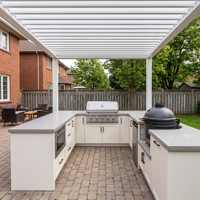 Cuisine extérieure personnalisée Hyrley Taupe en acier inoxydable, cuisine de jardin antirouille pour terrasse au bord de la piscine avec évier Kamado et réfrigérateur