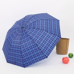 Venta al por mayor Checker Umbrellas para la lluvia plegable promocional tres paraguas de lluvia manual plegable - Product Image 1