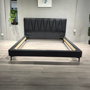 <span class=keywords><strong>Lit</strong></span> moderne en similicuir noir avec tête <span class=keywords><strong>de</strong></span> <span class=keywords><strong>lit</strong></span> rembourrée Cadre <span class=keywords><strong>de</strong></span> <span class=keywords><strong>lit</strong></span> en <span class=keywords><strong>bois</strong></span> massif <span class=keywords><strong>de</strong></span> taille double minimaliste pour chambre à coucher d'appartement - Product Image 2