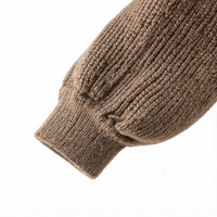 Cardigan court en maille côtelée pour femme, col rond, boutons noirs sur le devant, épaules tombantes, manches ballon, couleur kaki taupe, marque privée
