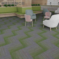 Dalles de moquette en polyester modernes pour bureaux commerciaux, 50x50, pour la vente en gros, directement de l'usine, avec support en PVC
