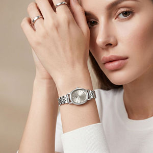Montre ovale vintage pour femme, dorée, avec bracelet minimaliste en acier inoxydable, pour les marchés internationaux - Product Image 2