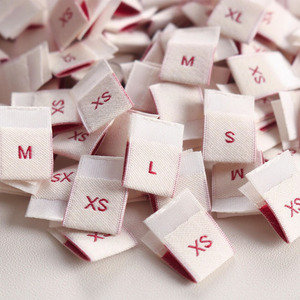 ป้ายเสื้อผ้าทอแบบม้วนตัดด้วยเลเซอร์ ความหนาแน่นสูง เป็นมิตรกับสิ่งแวดล้อม ป้ายทอแบรนด์ส่วนตัวสำหรับเสื้อผ้าและเครื่องประดับแบบกำหนดเอง - Product Image 6