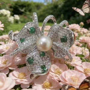 Broche de Luxo com Flor, Zircônia Cravejada, Esmeralda, Ouro 14K, Pérola Natural de Água Doce, Elegante, para Noivado, Dia das Mães - Product Image 4