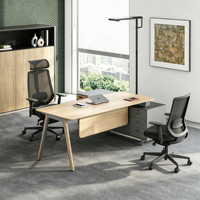 Bureau de direction moderne avec armoire latérale, poste de travail informatique, mobilier de maison