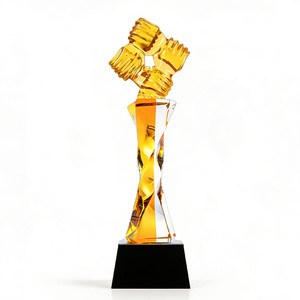 Trofeo de Agarre de Mano Personalizado, Grabado, Premios y Trofeos de Resina Transparente Dorada - Product Image 2