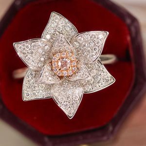 Bijoux de luxe Xinfly, pendentif en or 18 carats personnalisé avec diamant naturel, grand pendentif géométrique en forme de fleur porte-bonheur - Product Image 1