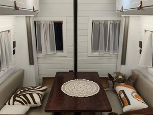 Autocaravana de Lujo Grande |   Remolque familiar para viajes con cocina y baño para viajes por carretera, RV/camper en venta con paneles solares - Product Image 4