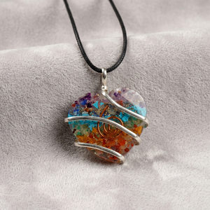 Pendentif en orgonite en forme de cœur sculpté avec cristaux Rozrin, fait main avec fil enroulé, design en pierres multicolores, provenant du Gujarat - Product Image 2