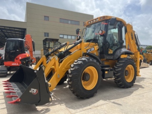 Promotion Nouvelle Chargeuse-pelleteuse JCB 4x4 4CX Norme Euro 5 Polyvalente pour la réparation routière, l'aménagement paysager agricole et les services de location. - Product Image 3