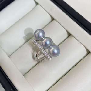 Anillo de Plata de Ley S925 con Perlas, Perlas Akoya Azules Aurora de 8 mm, Casi Redondas, con Pequeñas Imperfecciones, Diseño de Tres Perlas en Barra - Product Image 3