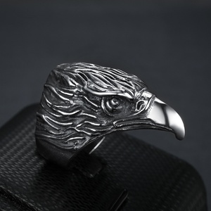 แหวนผู้ชายสไตล์ไบค์เกอร์เท่ๆ ลายหัวเหยี่ยววินเทจ สีดำเงิน ชุบทอง 18K แหวนสแตนเลสสตีลทันสมัย - Product Image 3