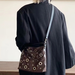 <span class=keywords><strong>Sac</strong></span> fourre-tout en <span class=keywords><strong>cuir</strong></span> véritable à rivets pour femme 2026 |   <span class=keywords><strong>Sac</strong></span> à main en <span class=keywords><strong>cuir</strong></span> rétro style motard, à porter à l'<span class=keywords><strong>épaule</strong></span> et en bandoulière - Product Image 5