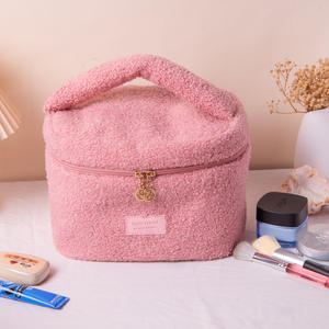 Sac de toilette en peluche, style nordique, 25 ans, nouveau, portable, pour produits de soin de la peau, rangement de produits de toilette, hiver, étudiant, commerce extérieur - Product Image 6