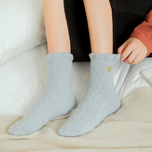 Vente en gros de chaussettes thermiques chaudes et douillettes pour femmes Chaussettes en éponge pour dormir à la maison Chaussettes d'hiver moelleuses à broderie pour femmes - Product Image 4