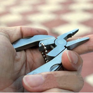 <span class=keywords><strong>Mini</strong></span> pince multifonction en acier inoxydable pour l'extérieur, pliable, avec tournevis, pince, porte-clés, outil portable pour la randonnée et le camping - Product Image 4