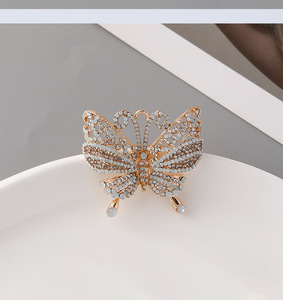 2025 nueva moda aleación Rosa chapado en oro mariposa diamantes de imitación diseño hueco broche con Pin para mujeres elegantes - Product Image 5